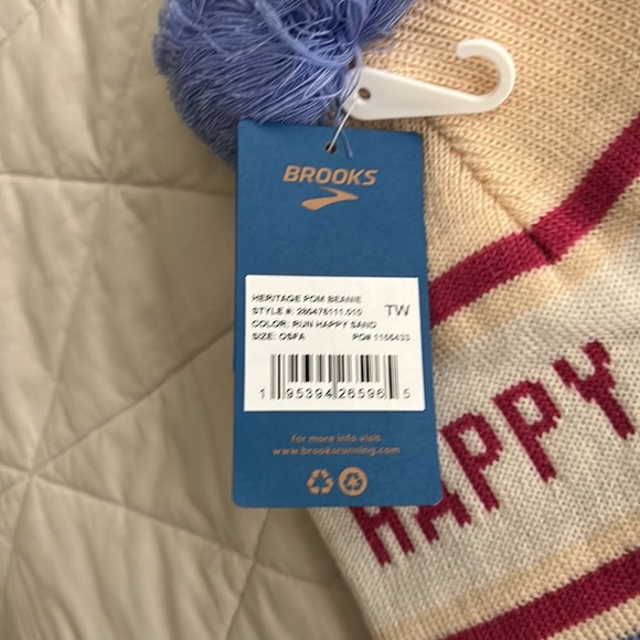Brooks Heritage Pom Beanie Hats & Headwear Run Happy Sand NWT - Picture 4 of 13